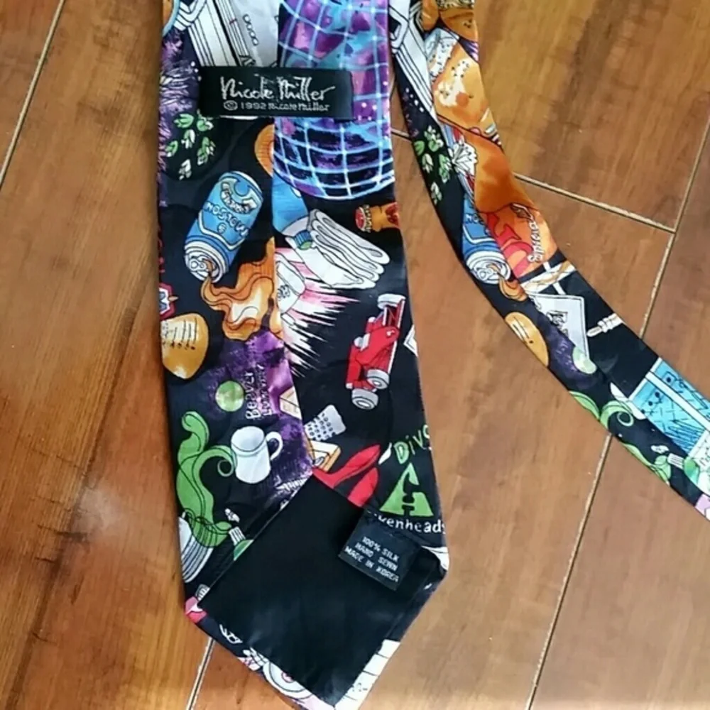 Nicole Miller Men's tie 100% Silk hand sewn